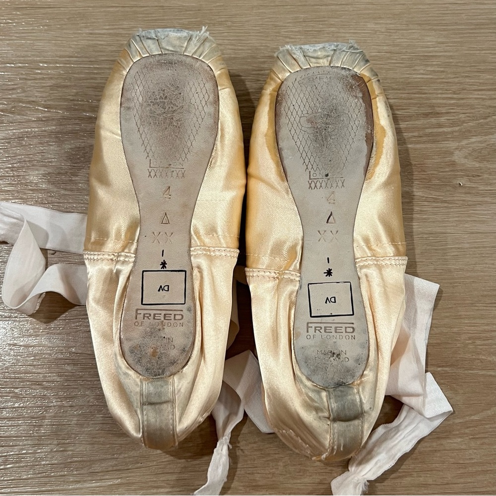 dead pointe shoes